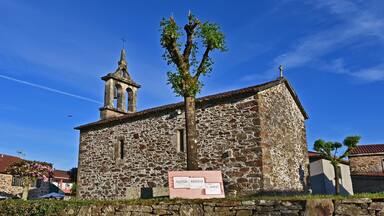 Paesaggi di Galizia, la chiesa di Santa Lucia a Lavacollo sul sentiero Primitivo di Santiago di Compostela fra Arzua e Santiago - Galizia, Spagna