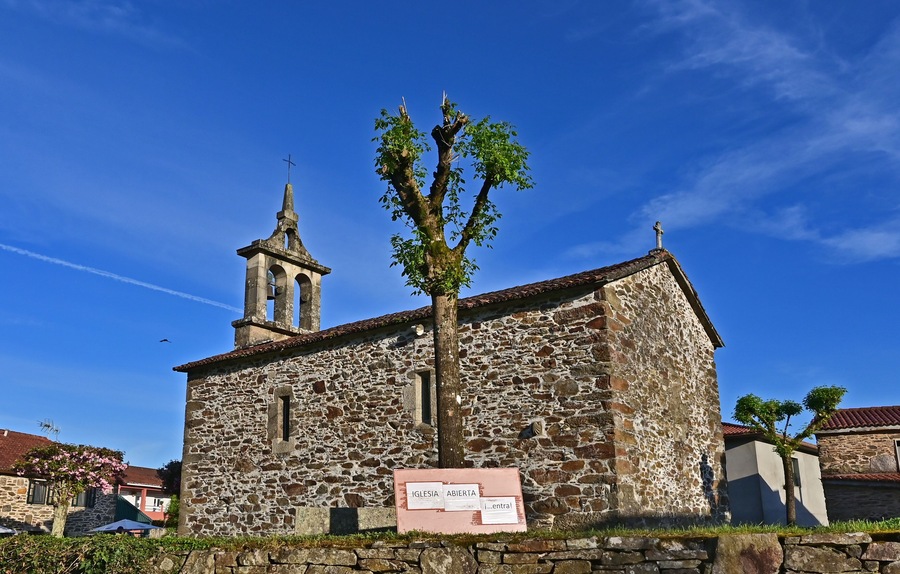 Paesaggi di Galizia, la chiesa di Santa Lucia a Lavacollo sul sentiero Primitivo di Santiago di Compostela fra Arzua e Santiago - Galizia, Spagna