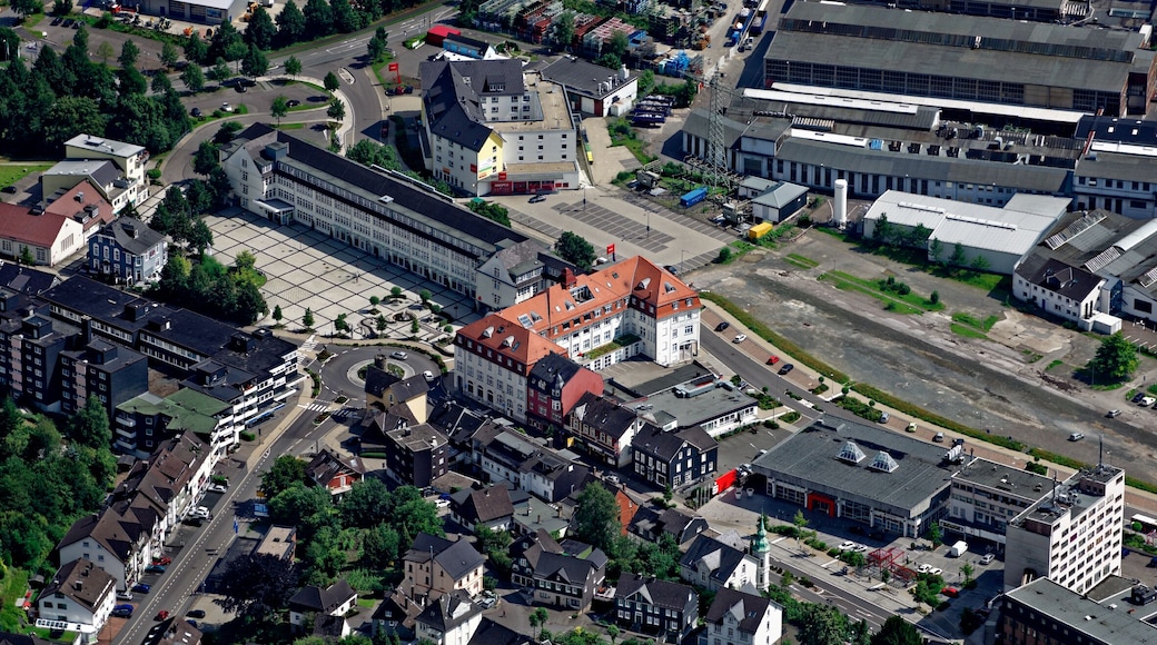 Luftaufnahme: Bergneustadt mit Rathaus und ehemaligem Bahnhof, Nordrhein-Westfalen.
