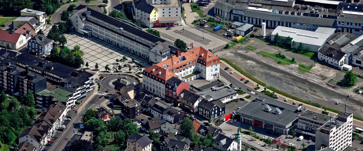 Luftaufnahme: Bergneustadt mit Rathaus und ehemaligem Bahnhof, Nordrhein-Westfalen.