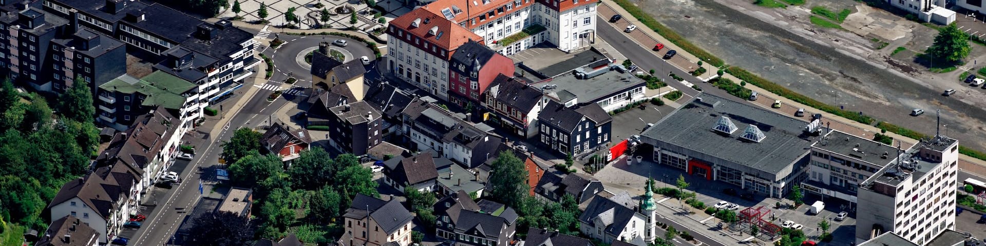 Luftaufnahme: Bergneustadt mit Rathaus und ehemaligem Bahnhof, Nordrhein-Westfalen.
