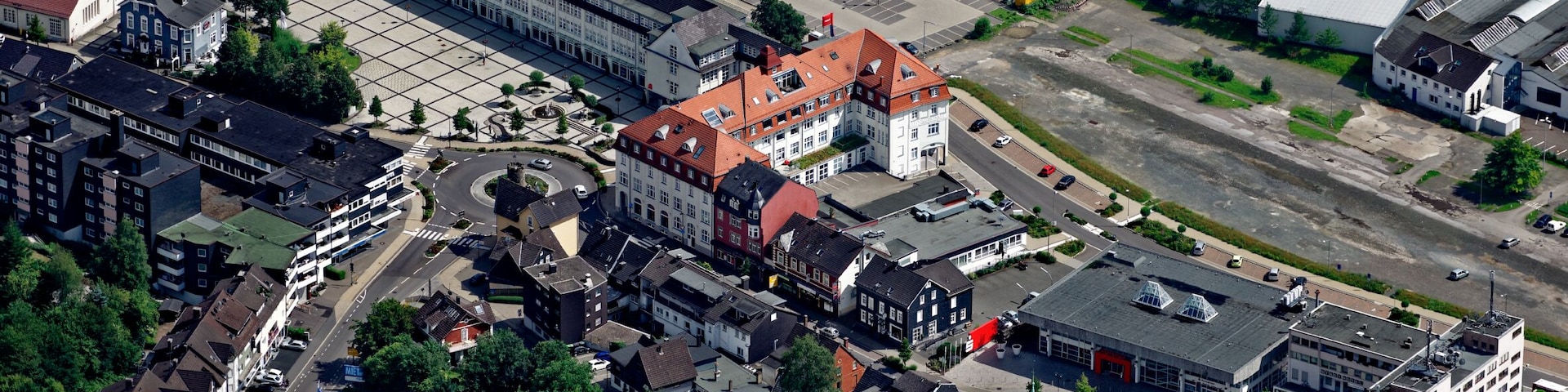 Luftaufnahme: Bergneustadt mit Rathaus und ehemaligem Bahnhof, Nordrhein-Westfalen.
