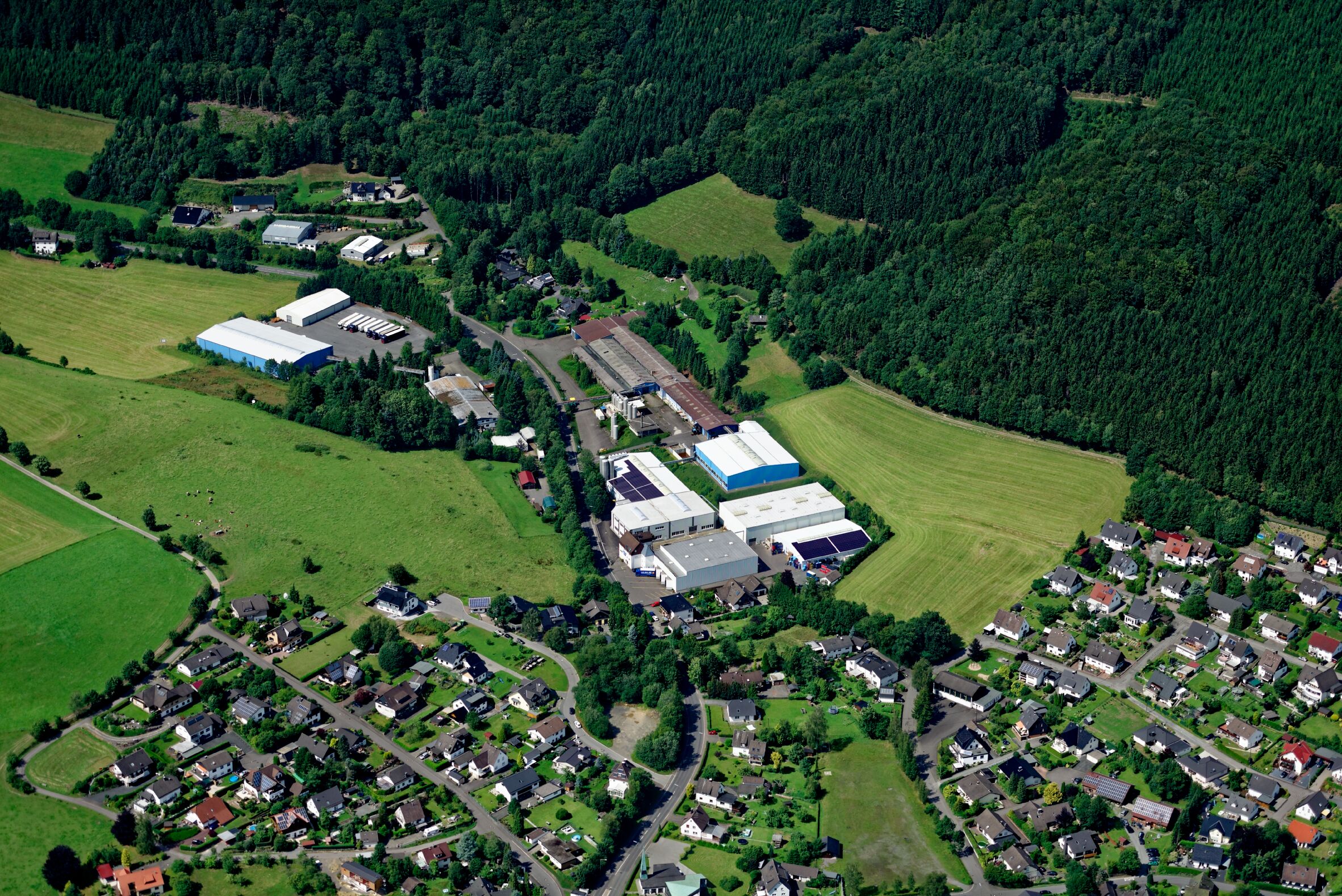 Luftaufnahme: Ansicht Bergneustadt-Pernze mit Werksgebäuden der des Unternehmens Wundi; Landesstraße 173, Nordrhein-Westfalen.