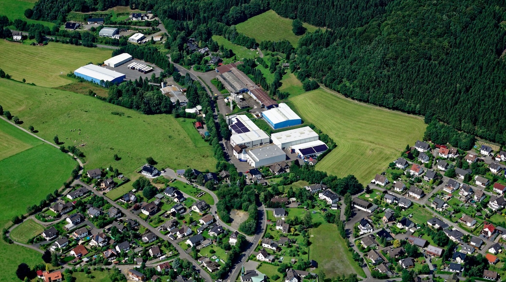 Luftaufnahme: Ansicht Bergneustadt-Pernze mit Werksgebäuden der des Unternehmens Wundi; Landesstraße 173, Nordrhein-Westfalen.