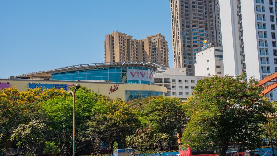 Jupiter Hospital showing a city