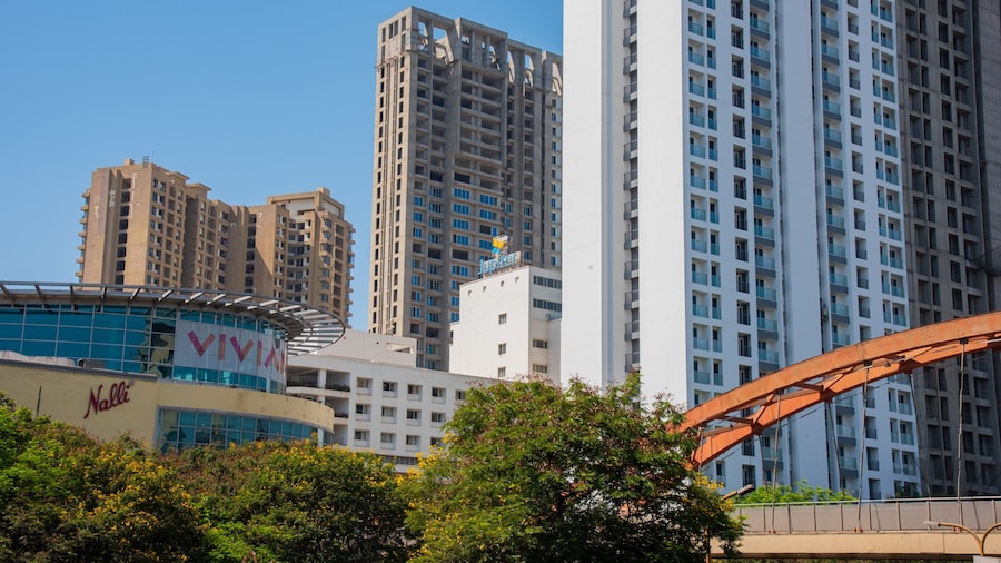 Jupiter Hospital showing a city