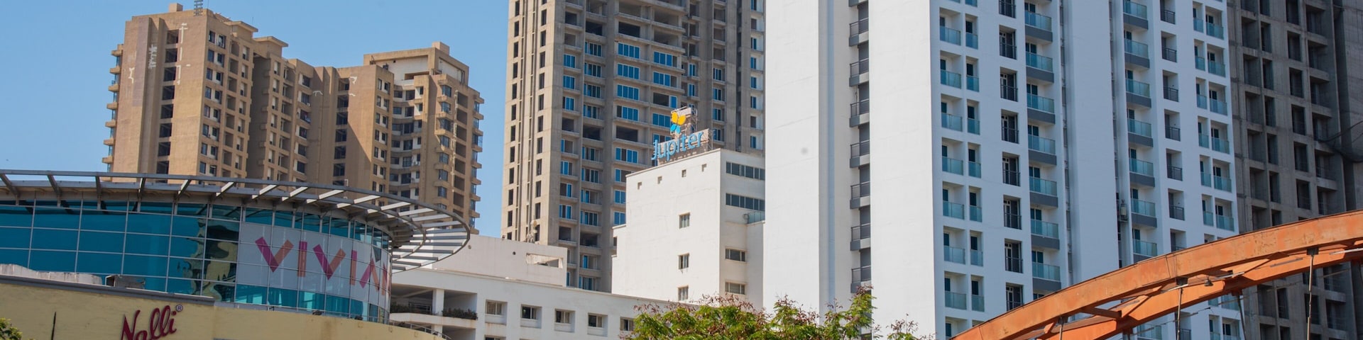 Jupiter Hospital showing a city