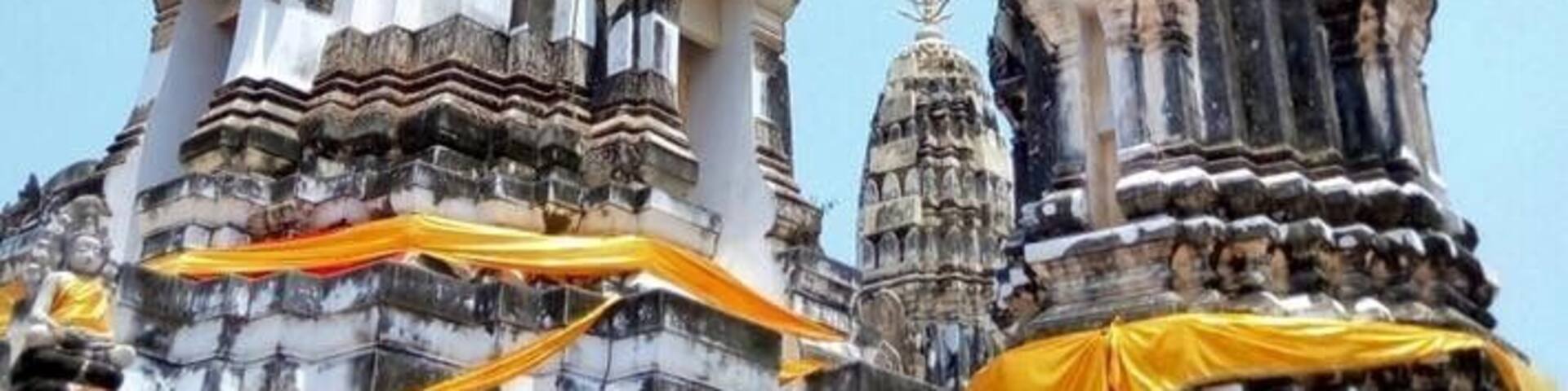 I 🎥 picture.A prang is a tall tower-like spire, usually richly carved. They were a common shrine element of Hindu and Buddhist architecture in the Khmer Empire. They were later adapted by Buddhist builders in Thailand, especially during the Ayutthaya Kingdom (1350–1767) and Rattanakosin Kingdom (1782-1932). In Thailand it appears only with the most important Buddhist temples. 🔹Wat Maha That Worawihan 🇹🇭#Ratchaburi (my home town) Thailand