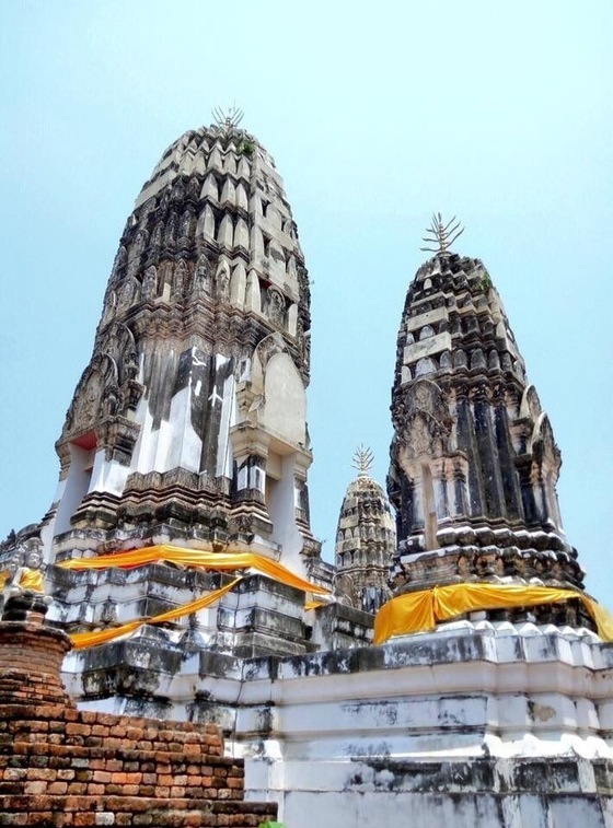I 🎥 picture.A prang is a tall tower-like spire, usually richly carved. They were a common shrine element of Hindu and Buddhist architecture in the Khmer Empire. They were later adapted by Buddhist builders in Thailand, especially during the Ayutthaya Kingdom (1350–1767) and Rattanakosin Kingdom (1782-1932). In Thailand it appears only with the most important Buddhist temples. 🔹Wat Maha That Worawihan 🇹🇭#Ratchaburi (my home town) Thailand