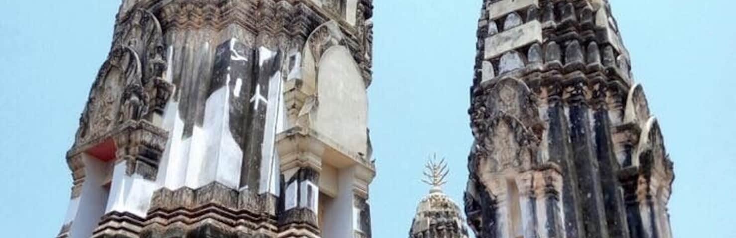 I 🎥 picture.A prang is a tall tower-like spire, usually richly carved. They were a common shrine element of Hindu and Buddhist architecture in the Khmer Empire. They were later adapted by Buddhist builders in Thailand, especially during the Ayutthaya Kingdom (1350–1767) and Rattanakosin Kingdom (1782-1932). In Thailand it appears only with the most important Buddhist temples. 🔹Wat Maha That Worawihan 🇹🇭#Ratchaburi (my home town) Thailand