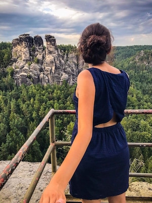 A glimpse of rock formation after a short 30 min walk up the mountain. As we made our way to Elbe to see this unique sandstone formation, we arrived at a fairy tale village that was at the bottom of this mountain. We didn't realize that we could climb the mountain and find a view even more spectacular đ
#trekking #takeahike