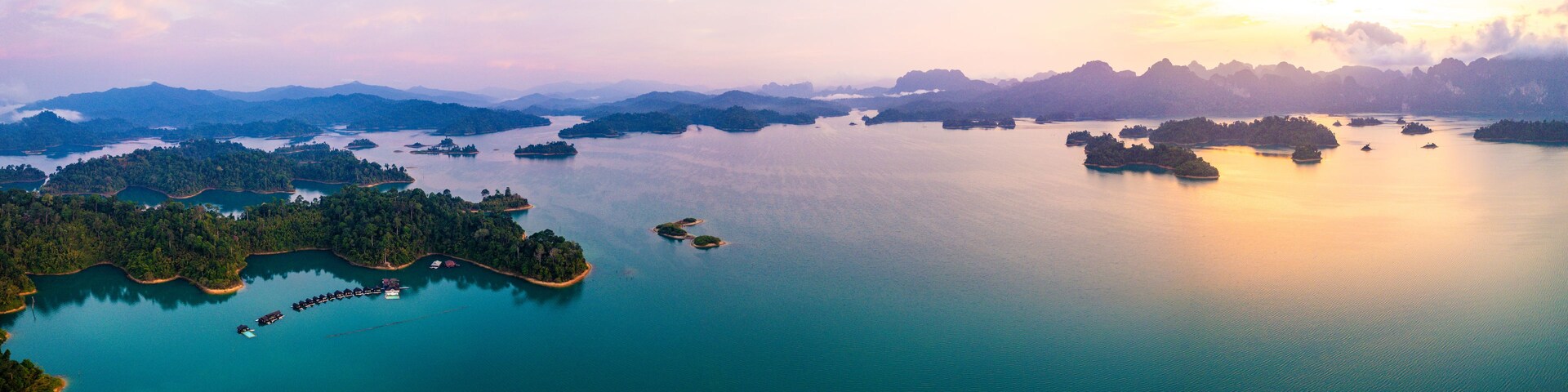 Un paisaje costero con numerosas islas y un cielo despejado.