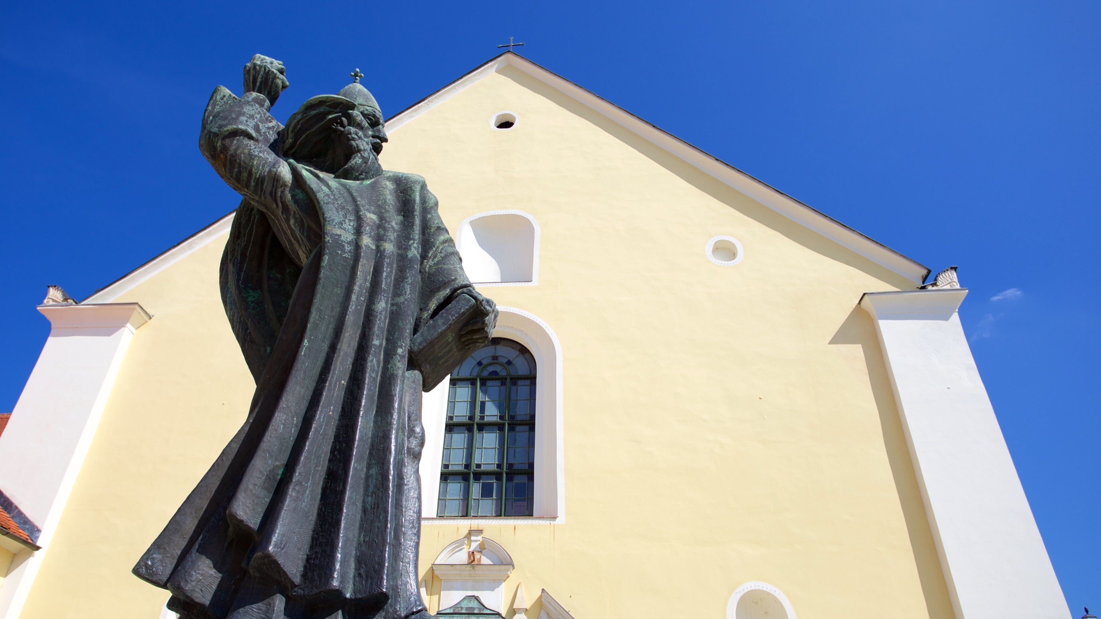 Varazdin which includes a statue or sculpture