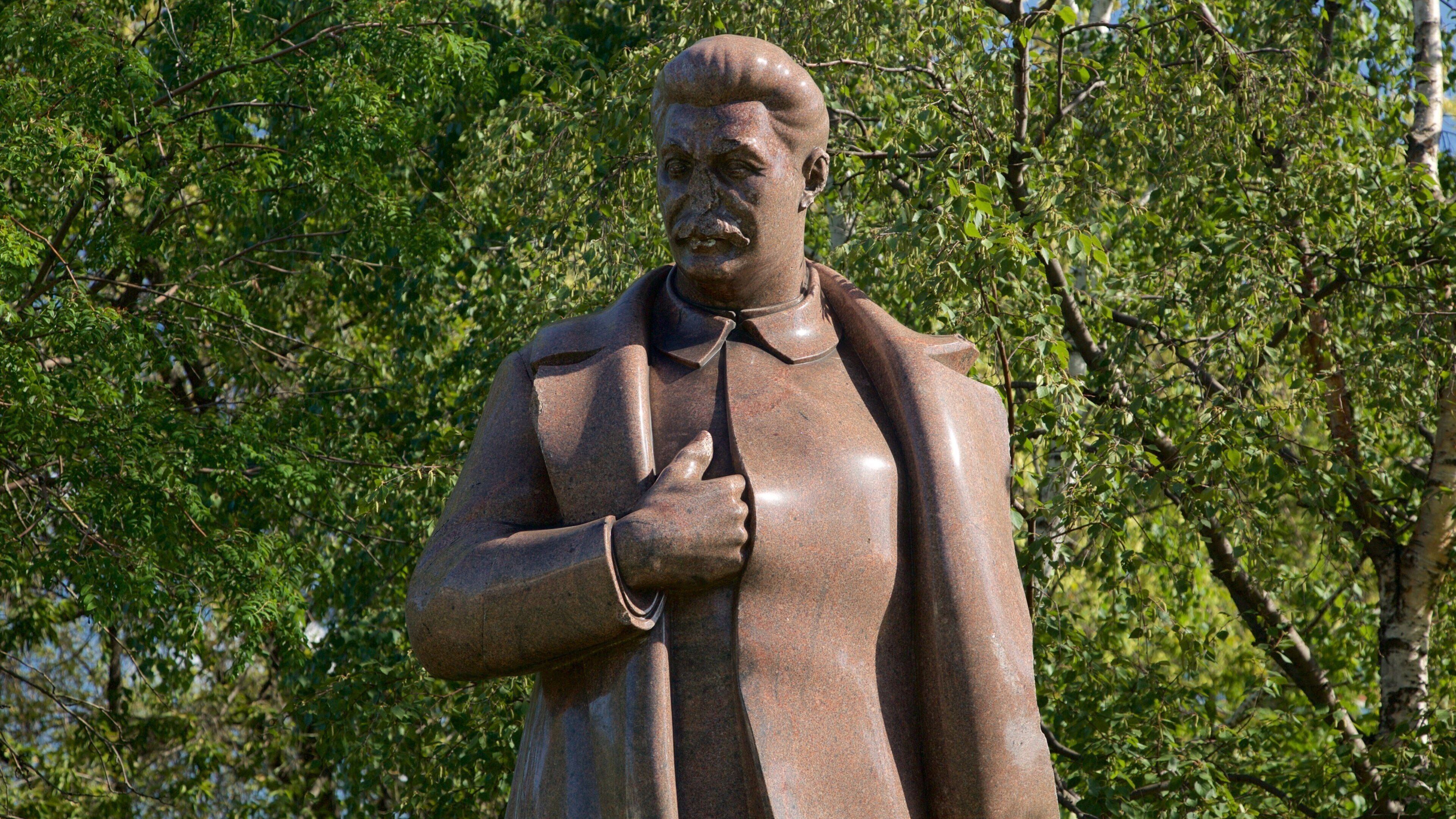 Parque monumento a los caídos que incluye una estatua o escultura