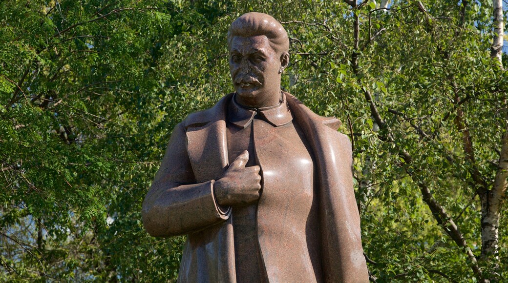 Fallen Monument Park which includes a statue or sculpture