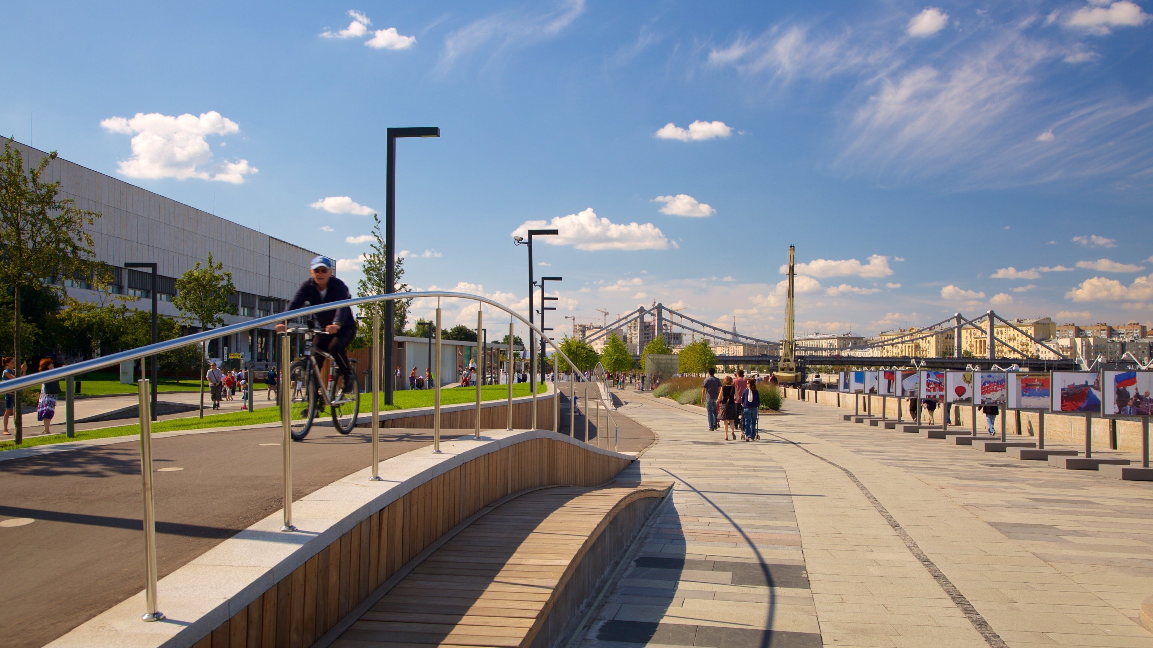 Parque monumento a los caídos que incluye un jardín