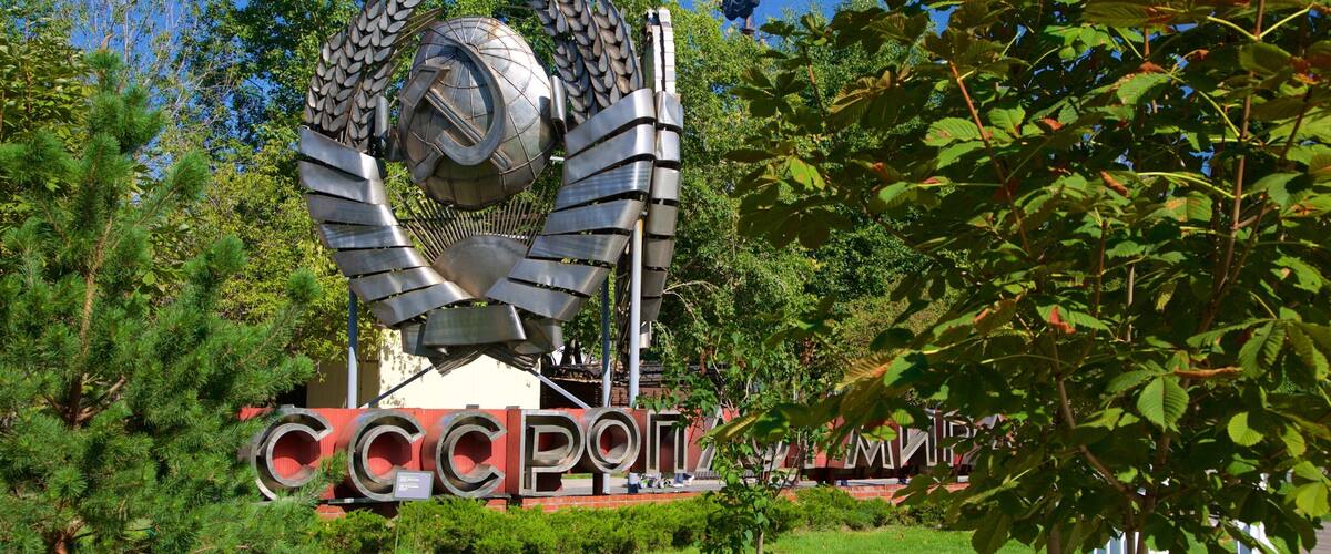 Parque monumento a los caídos que incluye jardín