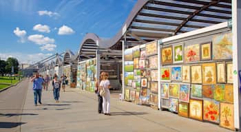 Fallen Monument Park showing street scenes and outdoor art