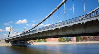 Krymsky-Brücke welches beinhaltet Brücke und Fluss oder Bach