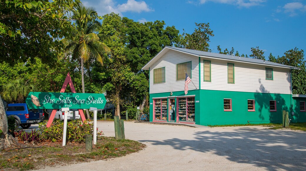 Periwinkle Way showing signage