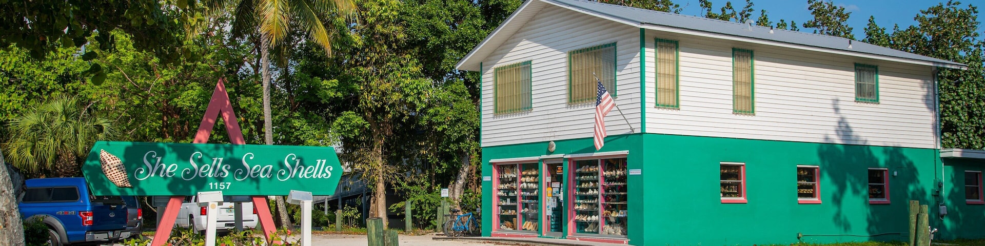 Periwinkle Way showing signage