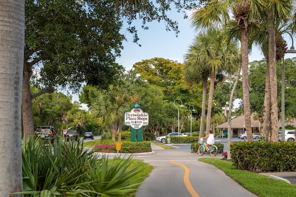 Periwinkle Way featuring a garden
