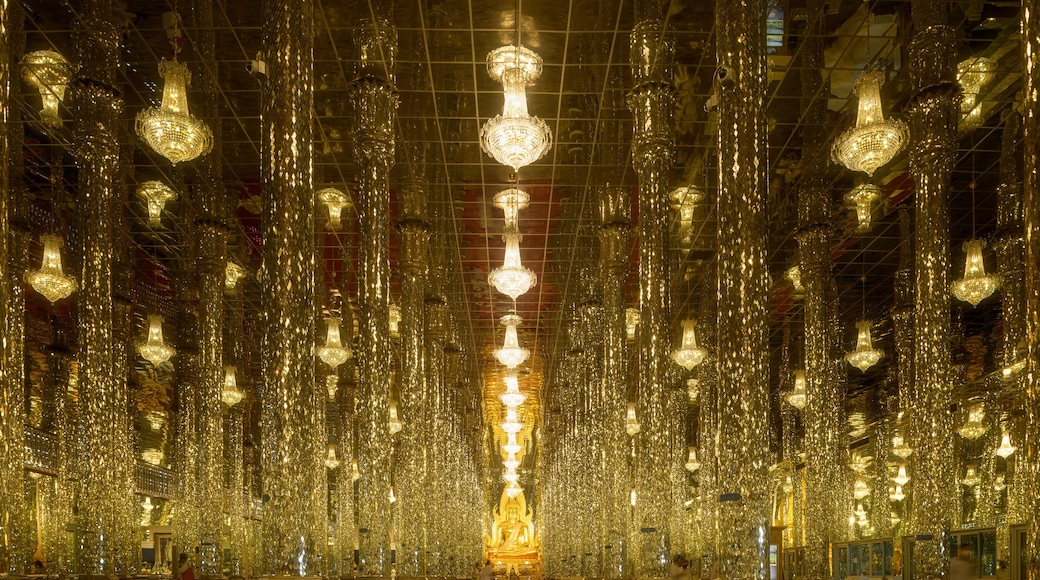 Golden Buddha image in the temple, Wat Tha Sung, Thailand