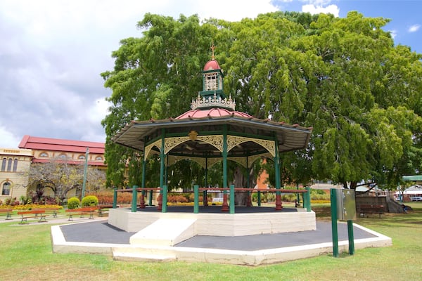 Queens Park welches beinhaltet historische Architektur und Garten