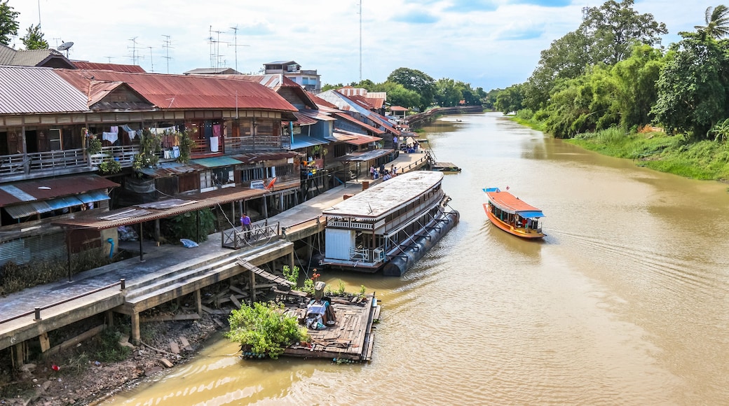 River view of Sam Chuk local market