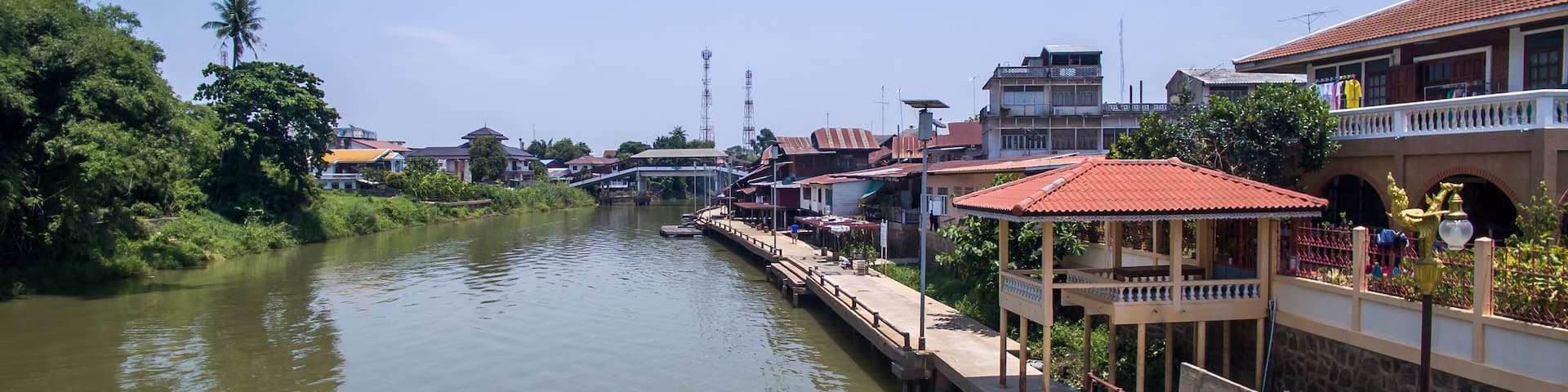 Community on the Tha Chin River in the Sam Chuk 100 Years Market Area, Suphan Buri