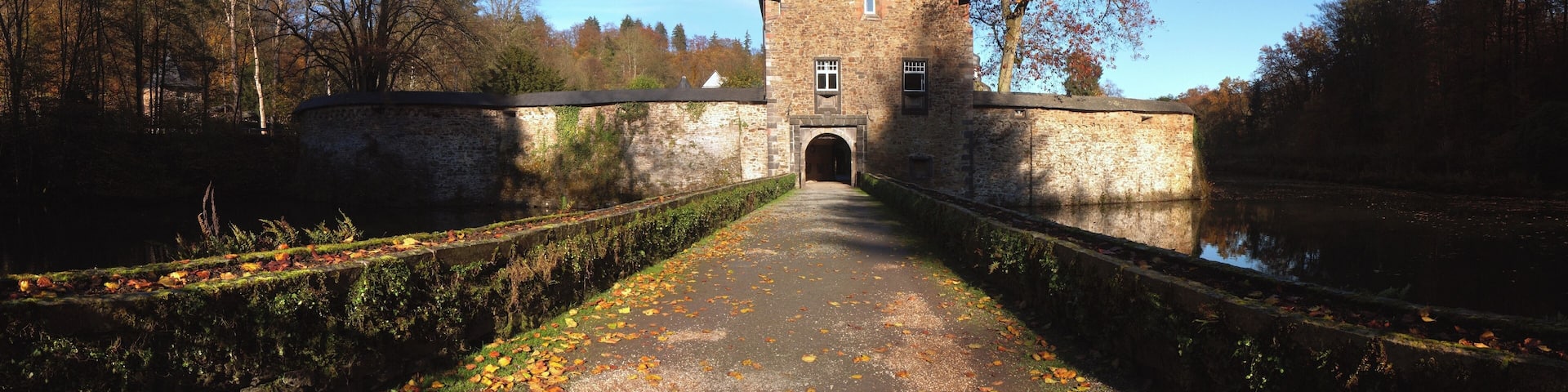 Schloss Crottorf (Panorama aus 10 Einzelfotos, Autostitch-Software, Originalauflösung des Bildes = 34MP)