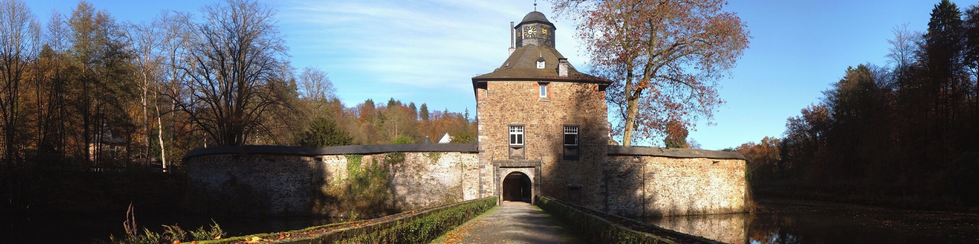 Schloss Crottorf (Panorama aus 10 Einzelfotos, Autostitch-Software, Originalauflösung des Bildes = 34MP)