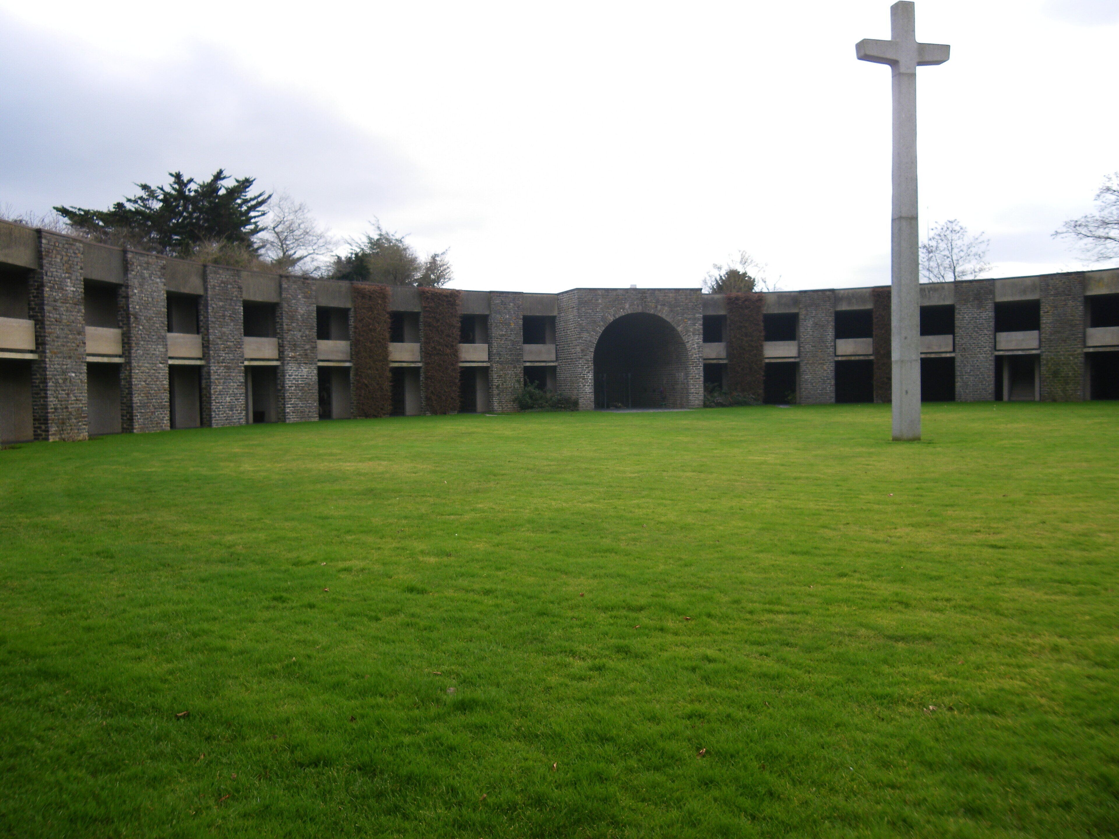 vue sur le cimetiere allemand du mont de l'huisnes