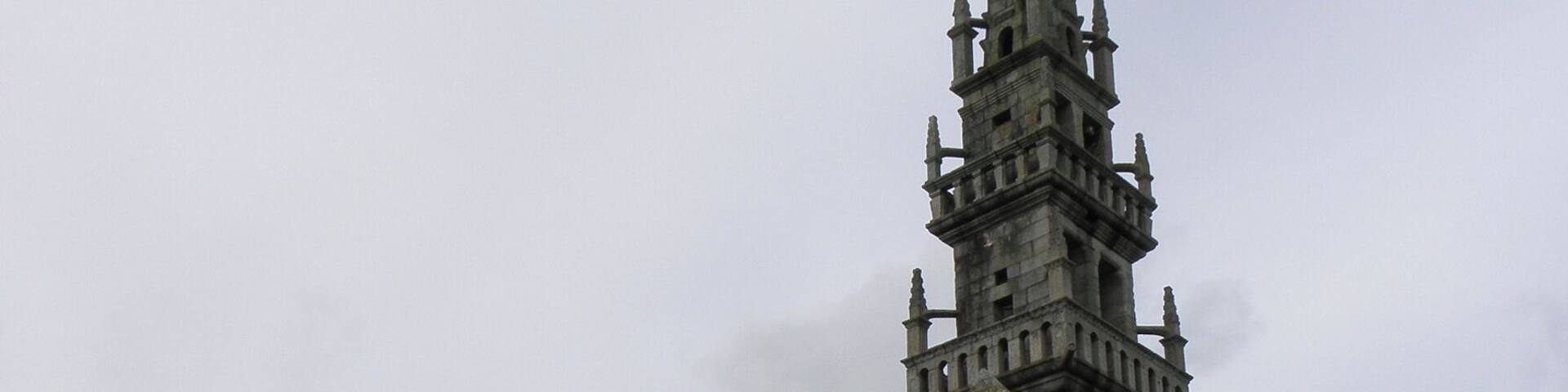 Chapelle Sainte-Anne, clocher et porche-ossuaire de l'église Saint-Pierre et Saint-Paul de Milizac (29).