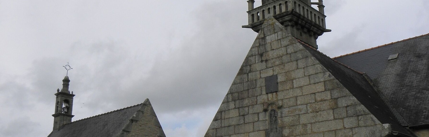 Chapelle Sainte-Anne, clocher et porche-ossuaire de l'église Saint-Pierre et Saint-Paul de Milizac (29).