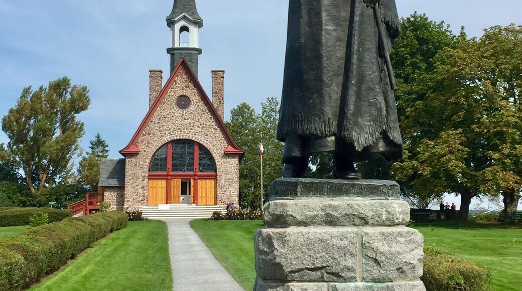 Statue to the fictional character Evangeline in front of the memorial building for the displaced Acadiens. For 8 years in the middle 1700's the British forcibly removed the French speaking Acadiens from this area because of an unfounded fear that they would take up arms against them. Grand Pre was an area of reclaimed land that was incredibly fertile. Once the Acadiens were removed from the area it was settled by British citizens including some from the original 13 colonies when the American Revolutionary War started.