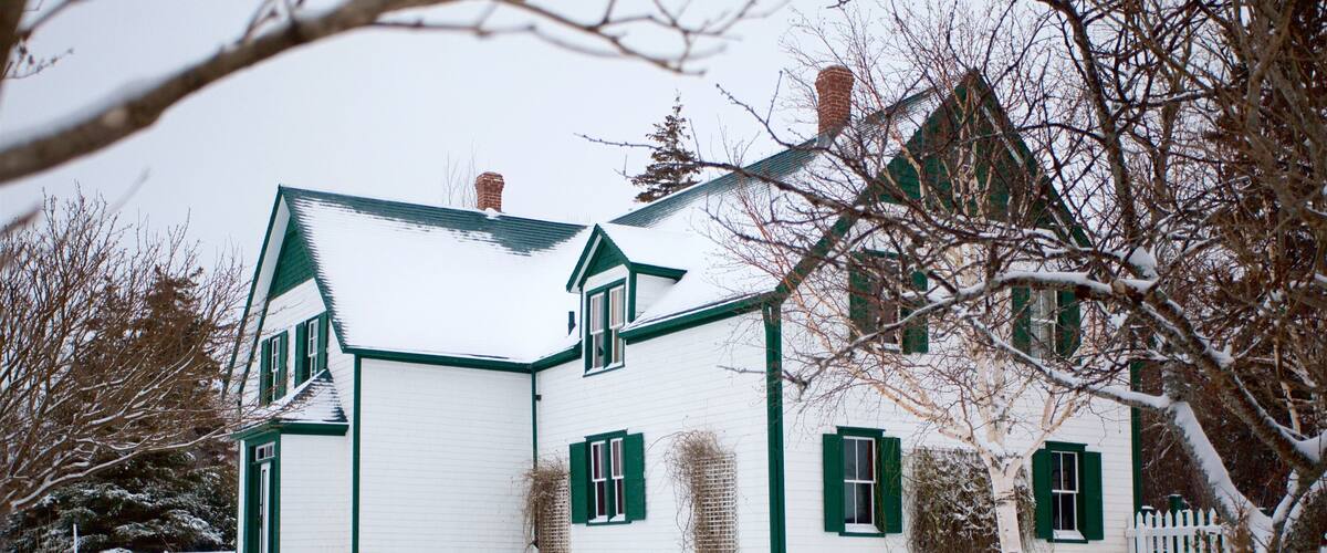 Green Gables que incluye nieve y una casa