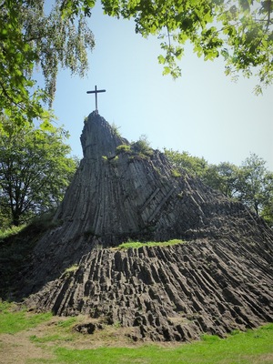 In the village of Herkersdorf (17 km south of Freudenberg) you can find the “Druidenstein”, a legendary basalt cone, located at 457 m altitude in the picturesque landscape of the Westerwald. According to tradition, Celtic priests built a place of worship on the Druid stone in pre-Christian times. On this sacrificial site, the Germanic goddess ‘Herka’ was worshiped (hence the name of the village: Herkersdorf).
A historic Way of the Cross leads from the Heilig-Kreuz-Kirche in the village centre to the Druidenstein. #LocalSecrets  #Trovember  #History