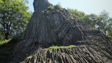 In the village of Herkersdorf (17 km south of Freudenberg) you can find the “Druidenstein”, a legendary basalt cone, located at 457 m altitude in the picturesque landscape of the Westerwald. According to tradition, Celtic priests built a place of worship on the Druid stone in pre-Christian times. On this sacrificial site, the Germanic goddess ‘Herka’ was worshiped (hence the name of the village: Herkersdorf).
A historic Way of the Cross leads from the Heilig-Kreuz-Kirche in the village centre to the Druidenstein. #LocalSecrets #Trovember #History