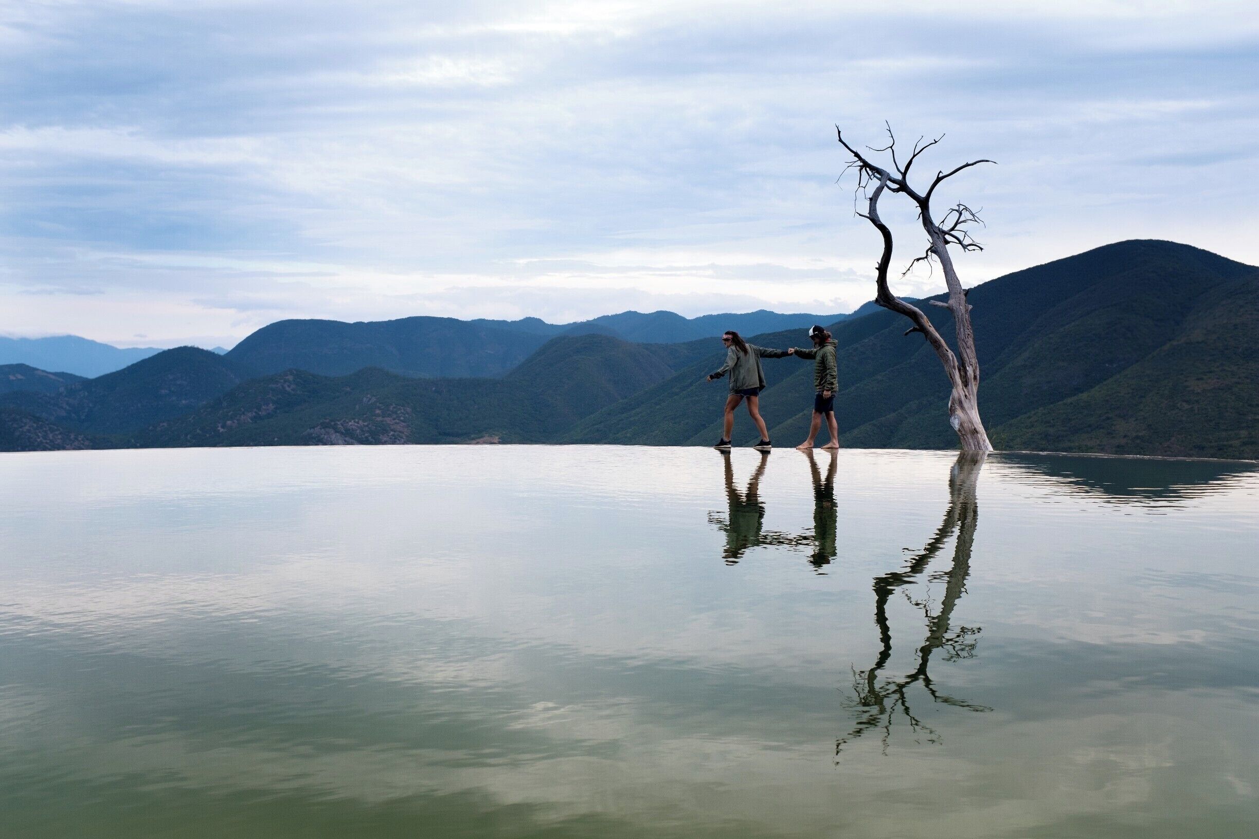 Stillness un the land of boiling water 💦 

Nature is one badass lady. This natural rock formation is built from build ups of excess calcium carbonate and overtime has resembled a waterfall, hence the name. Hierve el Agua literally means, "the water boils". 🤘🏽🤘🏽🤘🏽