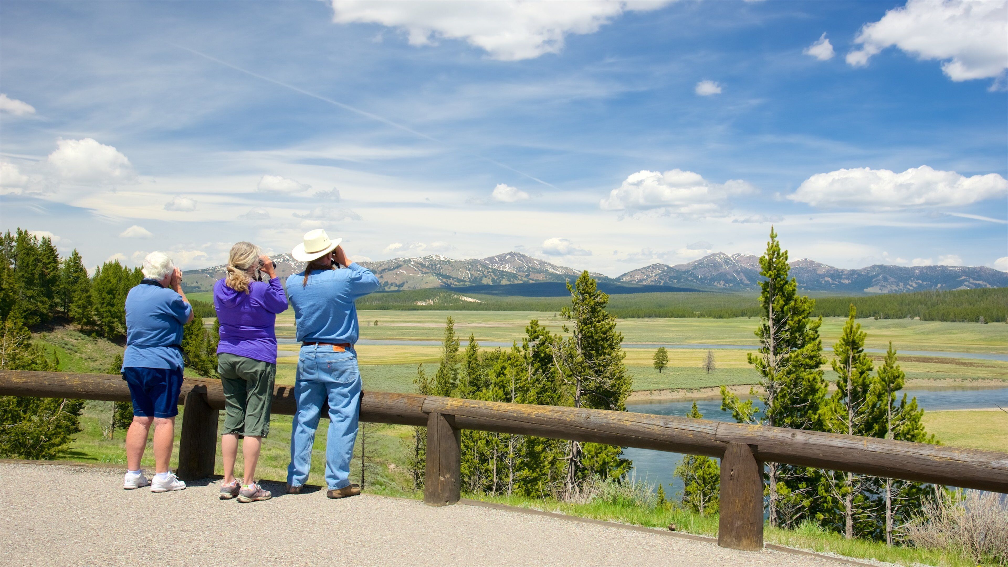 Hayden Valley inclusief vredige uitzichten en vergezichten en ook een klein groepje mensen
