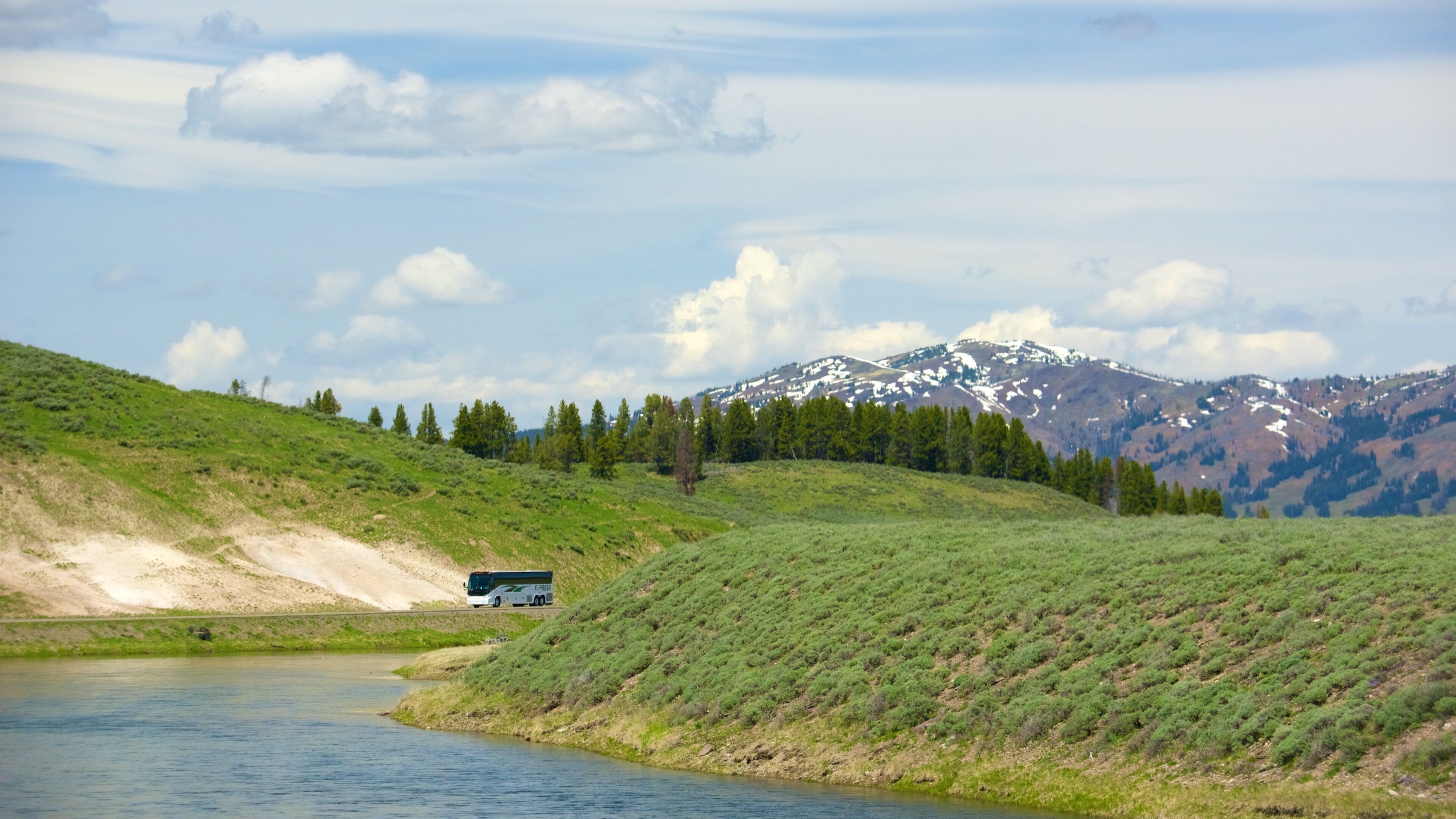 Hayden Valley mettant en vedette scènes tranquilles et rivière ou ruisseau