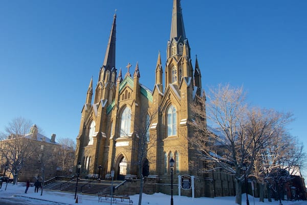 St. Dunstan\'s Basilica mostrando neve e uma igreja ou catedral