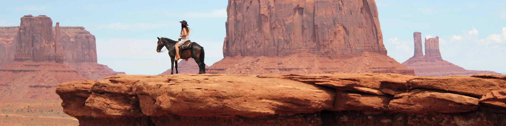 Valley Drive, located near the Utah-Arizona state line in Monument Valley Navajo Tribal Park, is a 17-mile scenic loop through one of the most iconic landscapes in the Southwest, USA. This spot along the road is named John Ford Point, after the director who used it as a location for numerous Western films. Visitors can pay a few dollars to a local horse owner who is stationed in the parking lot to recreate the famous image of a horse rider perched on the edge of the plateau. This horse was aptly named “Pistol”.