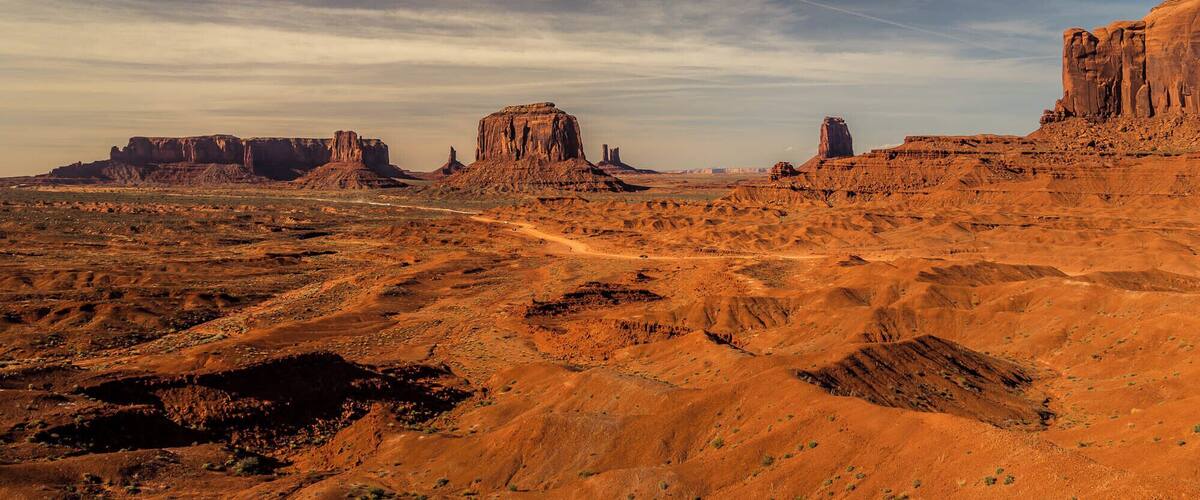 One of the classic shots in Monument Valley. I tried to recreate a cinematic look, ´cause that´s how we know that area ;-)