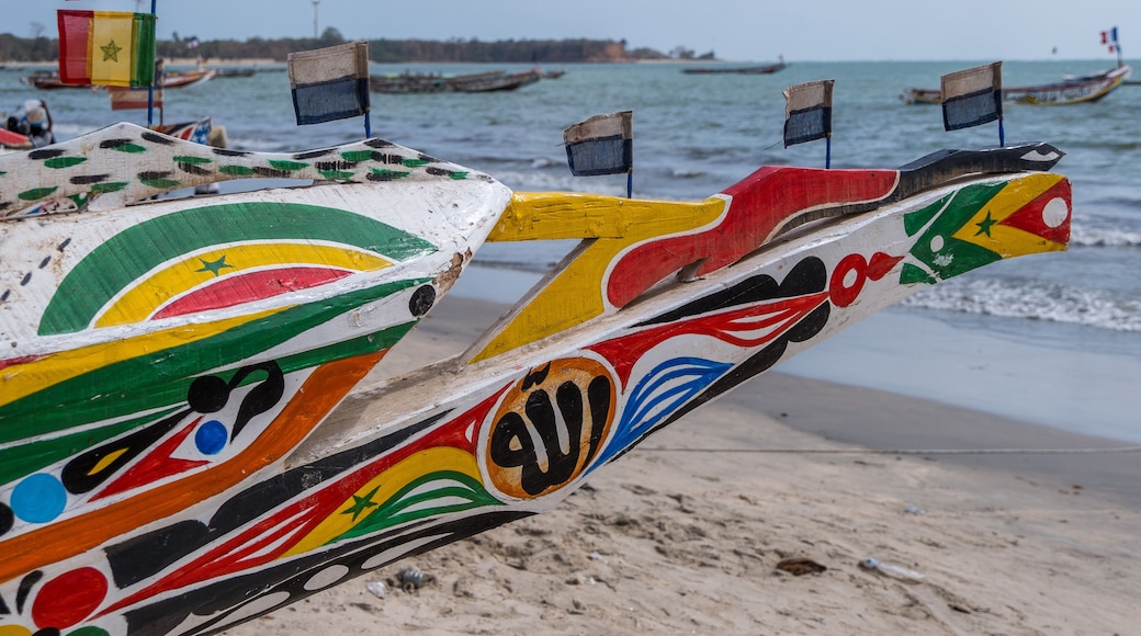 Proa decorada de una barca de pesca en las playas de Sanyang en la costa de Gambia
