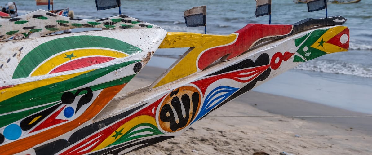 Proa decorada de una barca de pesca en las playas de Sanyang en la costa de Gambia