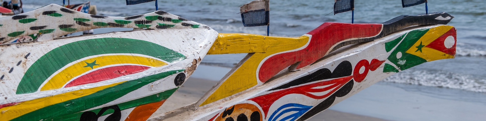 Proa decorada de una barca de pesca en las playas de Sanyang en la costa de Gambia