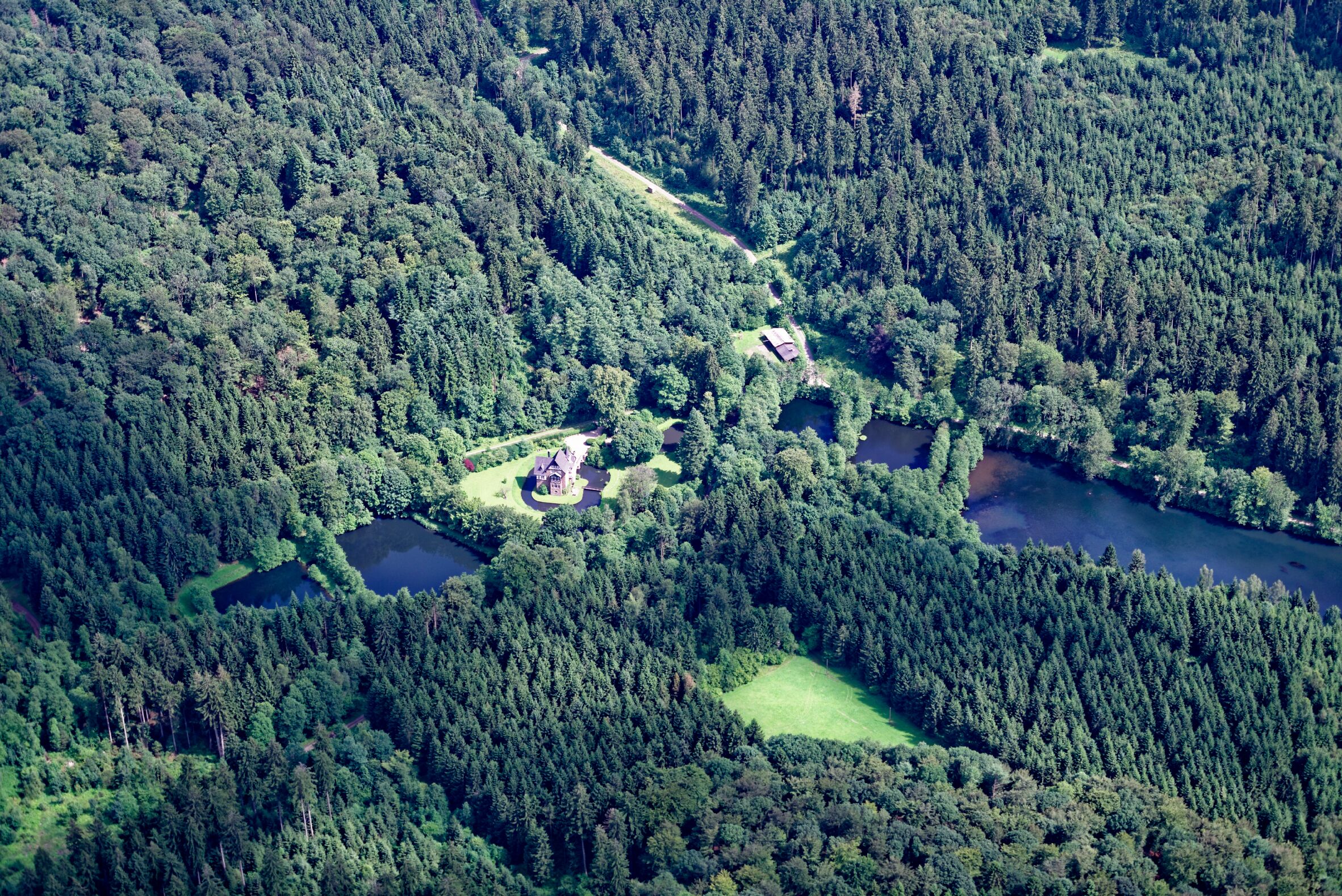 Luftaufnahme: Schloss Badinghagen und Agger-Stauweiher in Meinerzhagen, Nordrhein-Westfalen