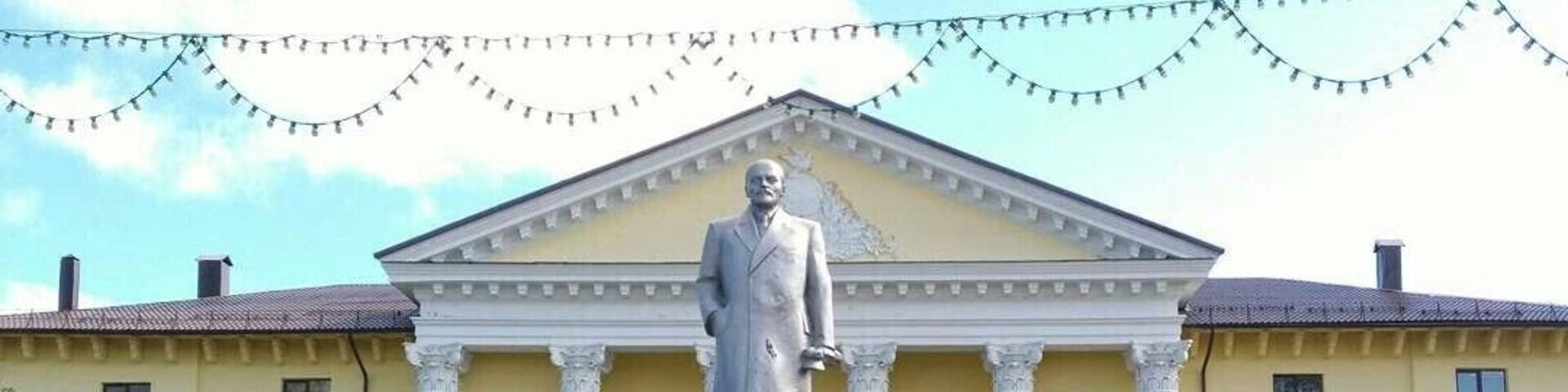 The central square of Bor city near Nizhniy Novgorod in Russia. Very soviet style, with artillery cannons standing in the backyard #LifeAtExpedia